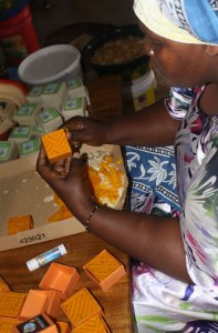 bi-hayeshi-soap-cleaning2